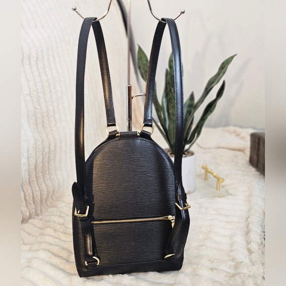 🔥😍GIFTABLE- Beautiful Condition 🔥😍 Authentic Louis Vuitton Epi Backpack - Picture 4 of 17